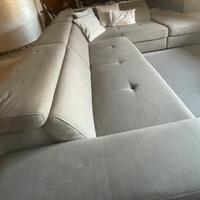 Divano angolare leggermente rovinato dal gatto