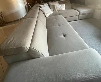 Divano angolare leggermente rovinato dal gatto