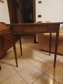 Tavolino in noce con cassetto