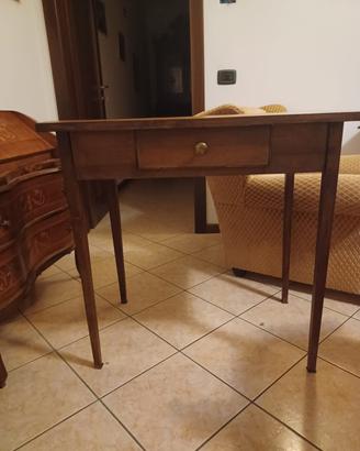 Tavolino in noce con cassetto