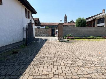 CASALE SU TRE LIVELLI E ARIA ESTERNA IDEALE PER RE
