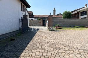 CASALE SU TRE LIVELLI E ARIA ESTERNA IDEALE PER RE