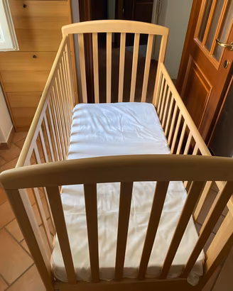 Lettino in legno chiaro completo  di materasso 