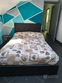 Letto a una piazza1/2 in ecopelle nera C/ CONTENIT