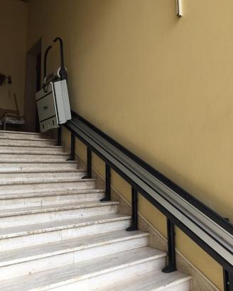 Montascale, trasporto di paziente con carrozzina