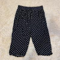 Pantaloni capri blu scuro con pois bianchi