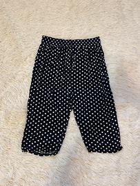 Pantaloni capri blu scuro con pois bianchi