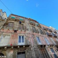 Ampio appartamento cinque vani Centro Storico