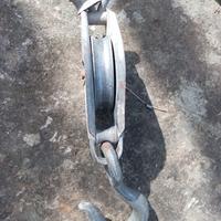 carrucola industriale d'epoca con gancio