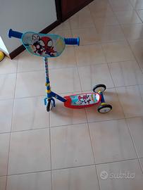 monopattino uomo ragno
