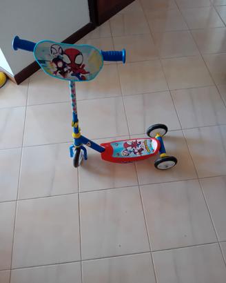 monopattino uomo ragno
