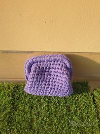Pochette viola ricamata