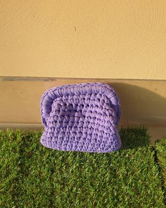 Pochette viola ricamata
