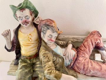 Statuetta Capodimonte: Clown Ubriachi su Panchina!