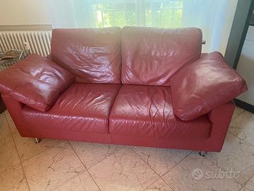 Divano in pelle colore rosso 