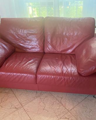Divano in pelle colore rosso 