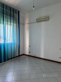 Ufficio al 2 piano con ascensore e posto auto