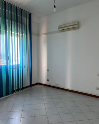 Ufficio al 2 piano con ascensore e posto auto