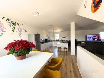 Casa indipendente di 300 m² con 4 locali e posto a