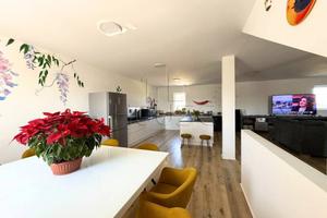 Casa indipendente di 300 m² con 4 locali e posto a