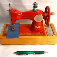 Macchina Da Cucire Giocattolo Vintage In Ferro