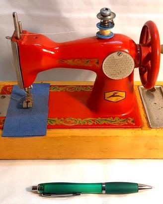 Macchina Da Cucire Giocattolo Vintage In Ferro