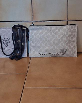 busta/pochette in tela GG di Gucci Museo marrone b