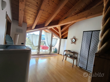 Grande monolocale in mansarda di villino