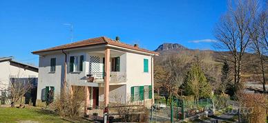 Villa di 150 m² con 4 locali e box auto a Bardi