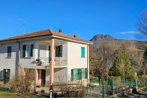 Villa di 150 m² con 4 locali e box auto a Bardi