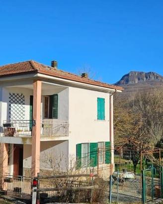Villa di 150 m² con 4 locali e box auto a Bardi
