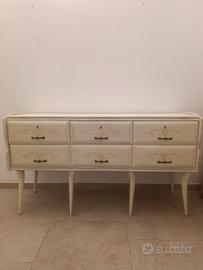 mobile in legno ristrutturato