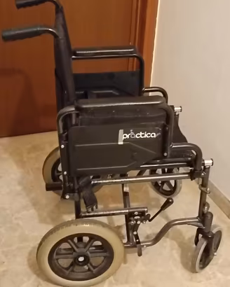 sedia a rotelle pieghevole