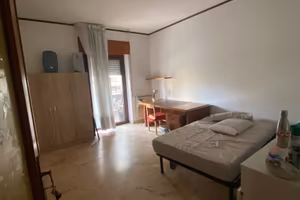 Fittesi stanza singola con balcone a Quattromiglia