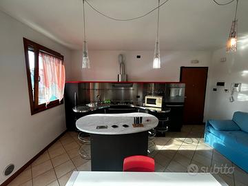 Cucina con piano in acciaio