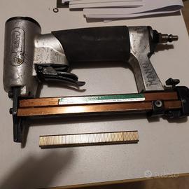 Pistola Pneumatica per falegnami a graffe.