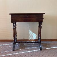 Mobiletto in legno con scomparto