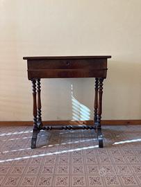 Mobiletto in legno con scomparto