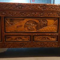 Cassapanca in legno intagliato