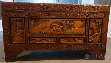 Cassapanca in legno intagliato