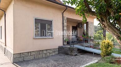 VILLA SU UN UNICO LIVELLO CON GIARDINO