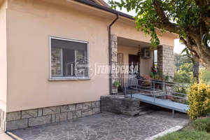 VILLA SU UN UNICO LIVELLO CON GIARDINO