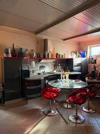 cucina colpleta dí elettrodomestici + tavolo sedie