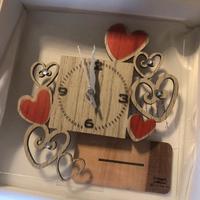 orologio da tavola con cuori rossi