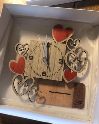 orologio da tavola con cuori rossi