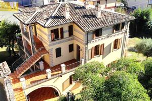 VILLA CON TRE APPARTAMENTI - Teramo