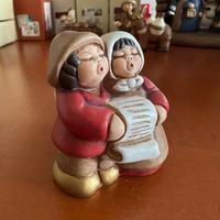 Presepe Thun,bambini canterini con pergamena rosso