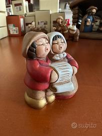 Presepe Thun,bambini canterini con pergamena rosso