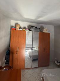 Camera da letto: Armadio, sedia, tavolo, letto.