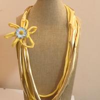 Collana in tessuto giallo e dorato